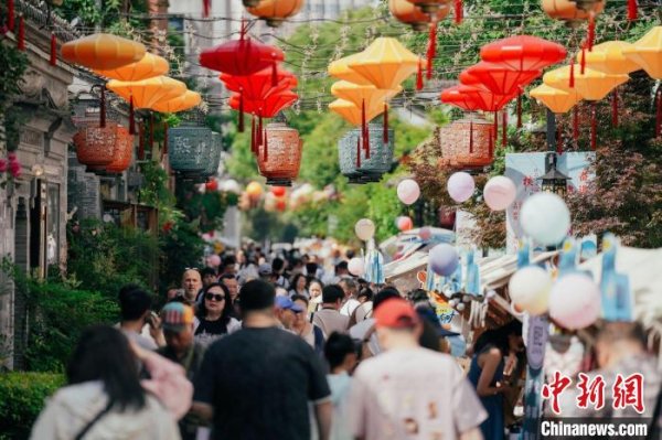 炒股配资最新 南京千年古巷熙南里焕新文旅消费场景